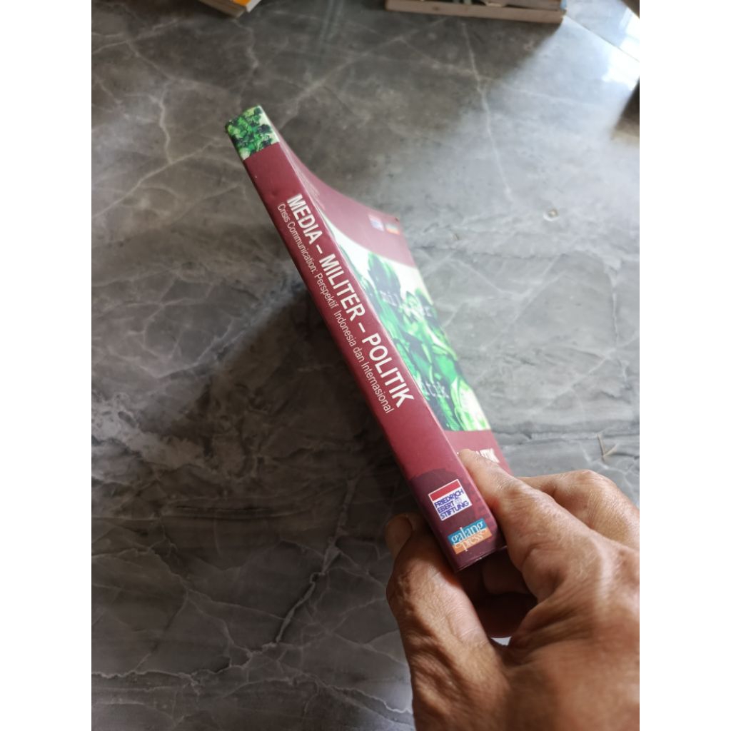 MEDIA-MILITER-POLITIK Crisis Communication: Perspektif Indonesia dan Internasional. Editor: LUKAS IS