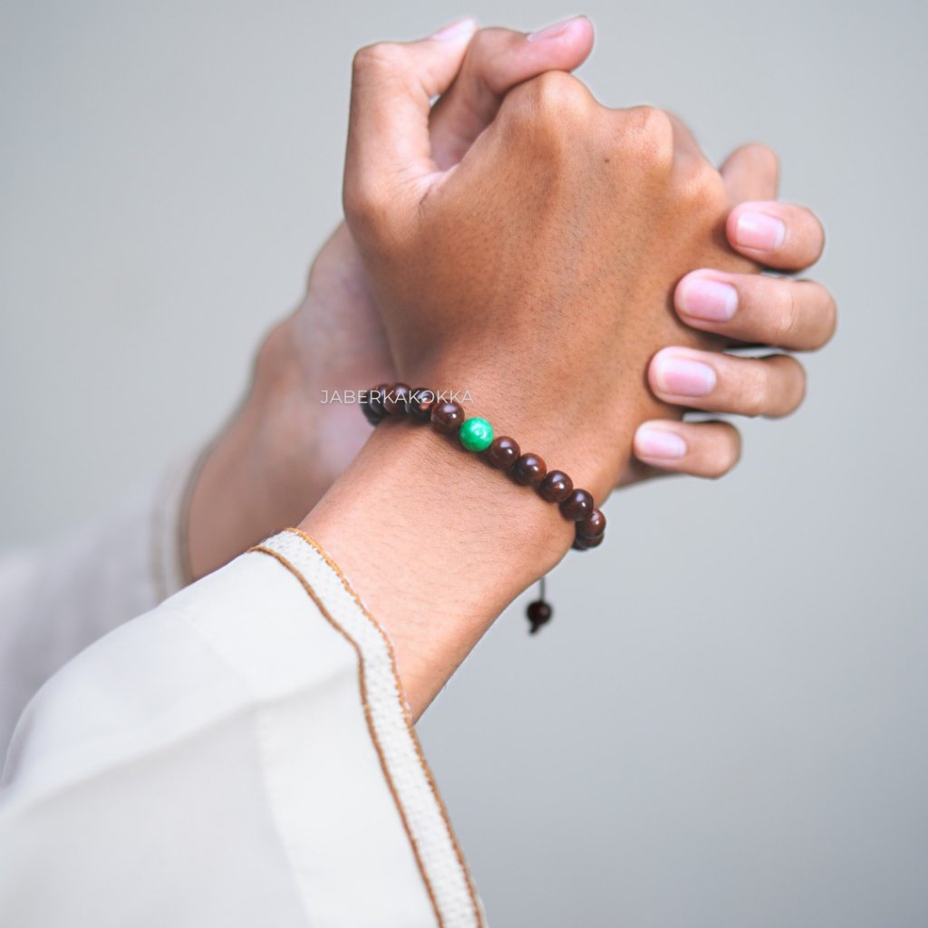 JABERKAKOKKA ADANA Gelang Kokka Asli – Kayu Kaukah Coklat & Batu Giok Hijau Bulat 8mm Premium.