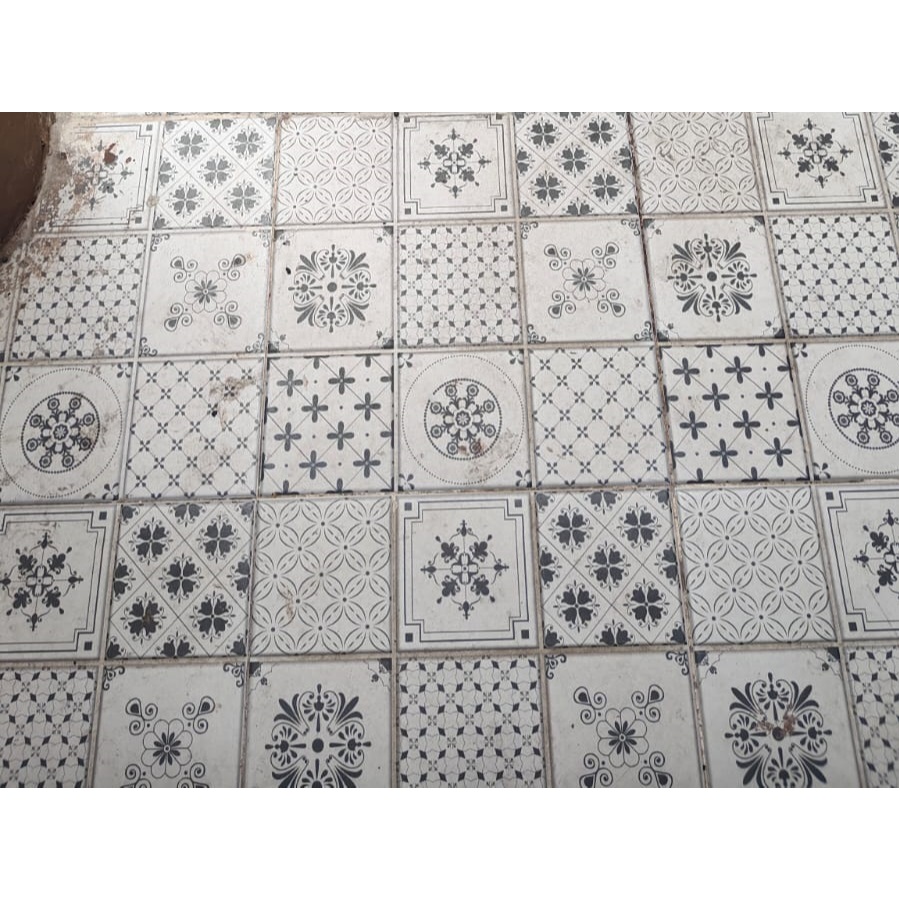 KERAMIK TAMAN 40X40 KASAR PUTIH ABU