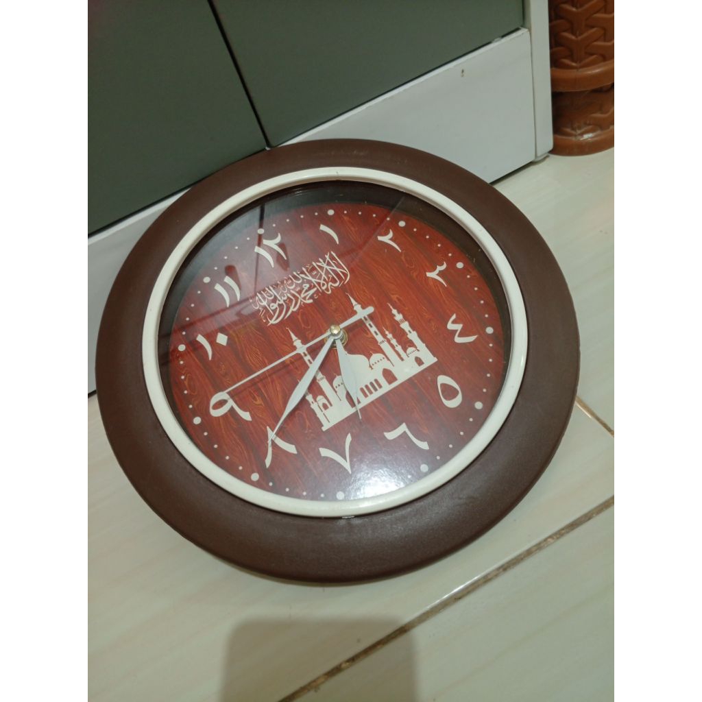 Jam dinding warna coklat gambar masjid