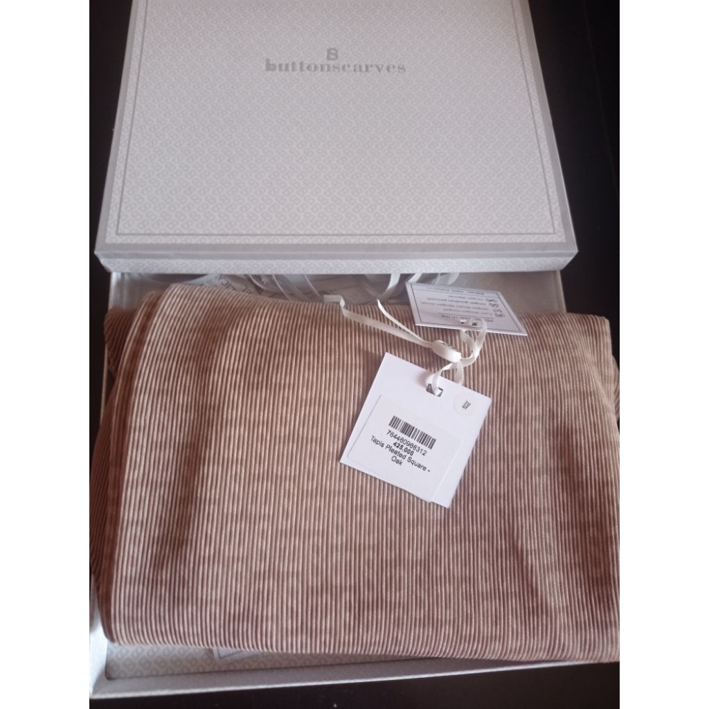 Buttonscarves tapis square