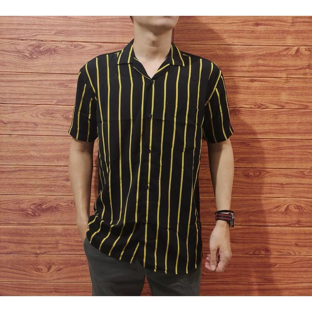 Kemeja Salur Stripe V-Neck Hitam Garis Kuning Pria Lengan Pendek