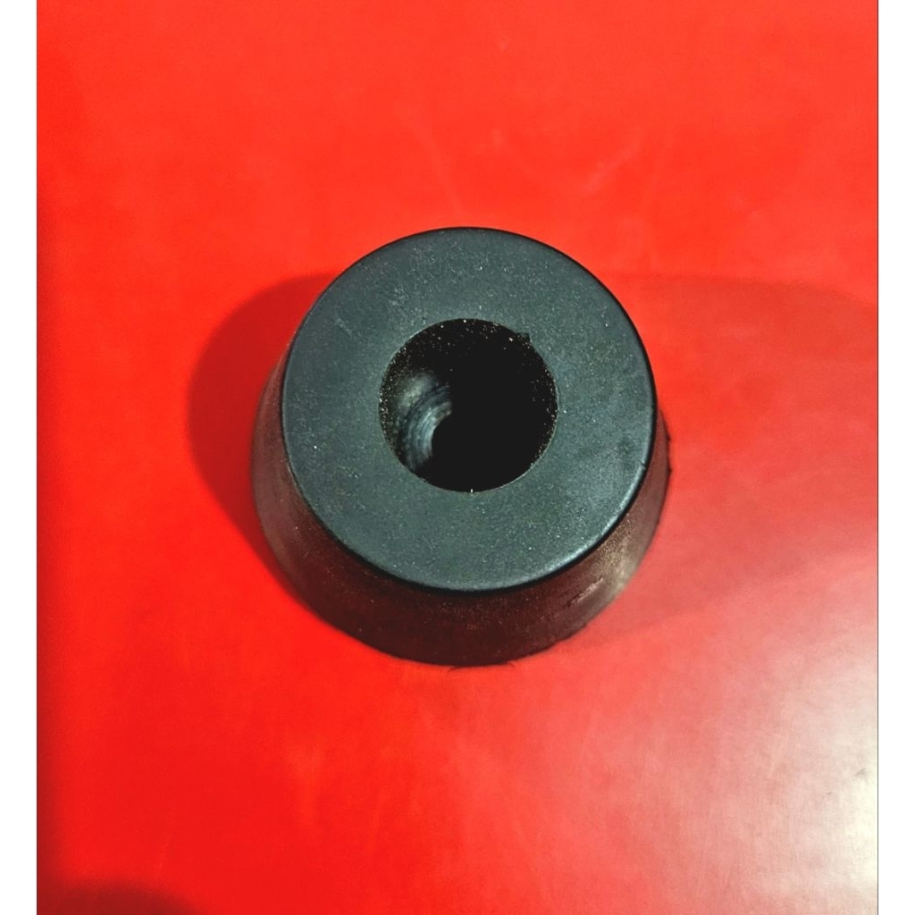 KAKI KARET/ TATAKAN BIGBAND / SPEAKER AKTIF POLYTRON ORIGINAL 4X3X3CM HITAM