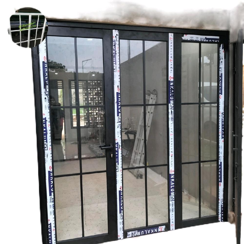Pintu Lipat Ornamen 3 Daun Alumunium Kaca Tebal 5 mm Frame 8 cm Kusen 4 Inci Dilengkapi Rel dan Roda