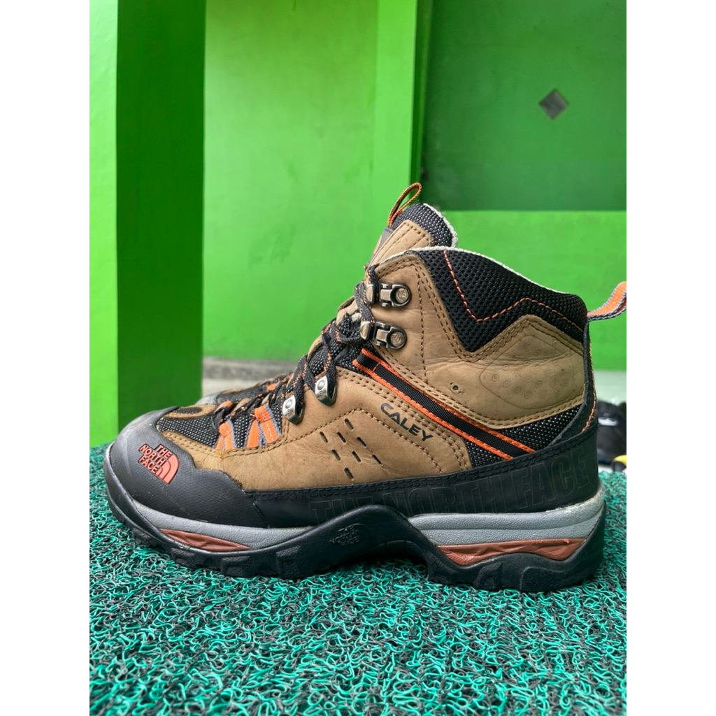 SEPATU GUNUNG SECOND size 40 ( second original outdoor )