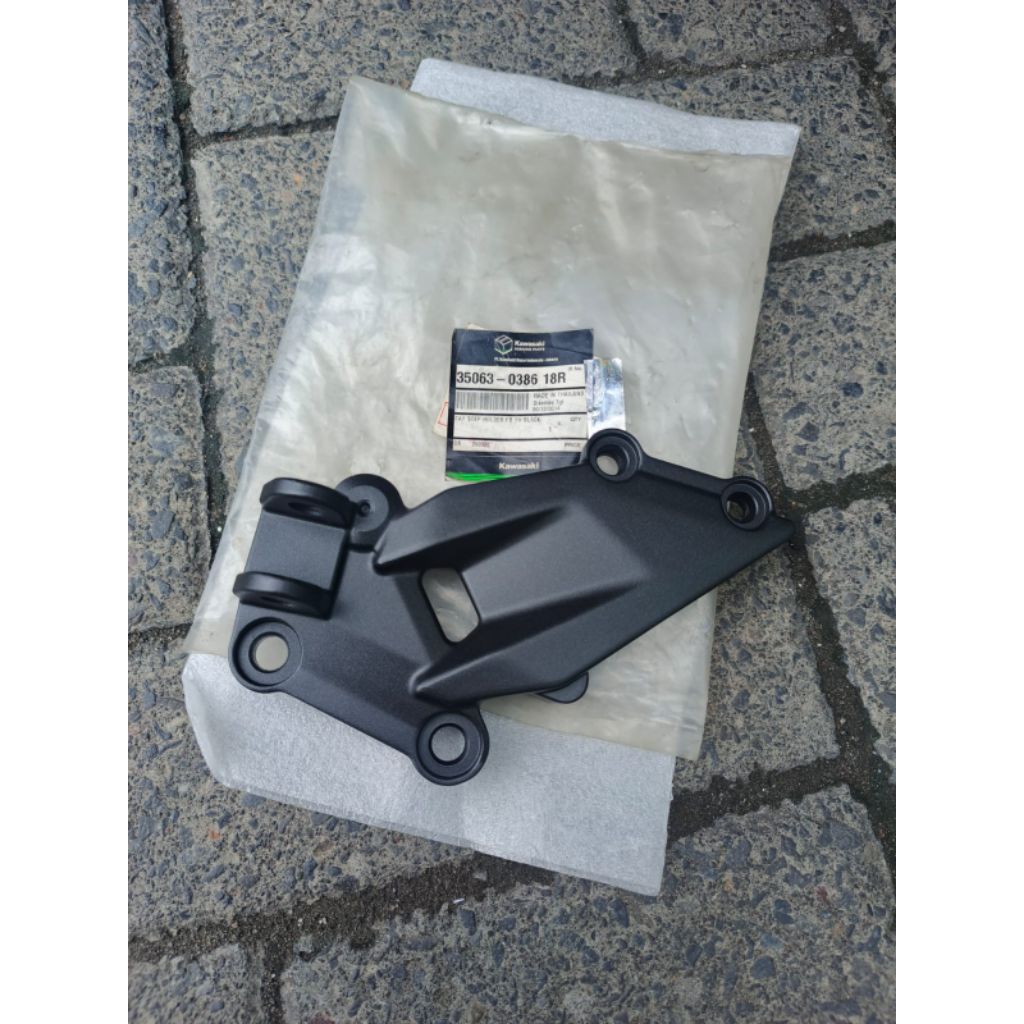 DUDUKAN POSTEP DEPAN KANAN NINJA 250 FI ORIGINAL KAWASAKI 35063-0386 18R