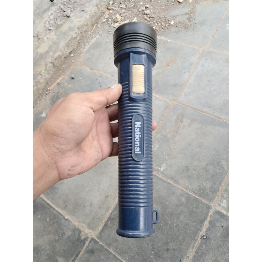 Senter National biru jadul baterai nyala