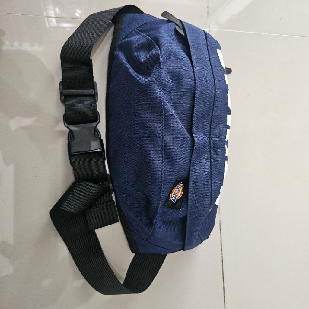 Sling bag dickies biru navy embors