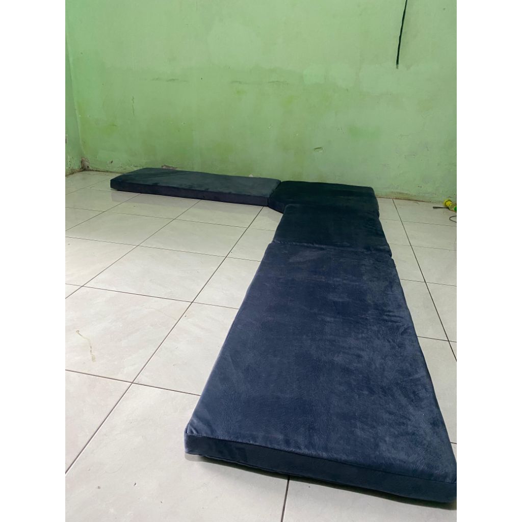 matras, alas kursi kayu