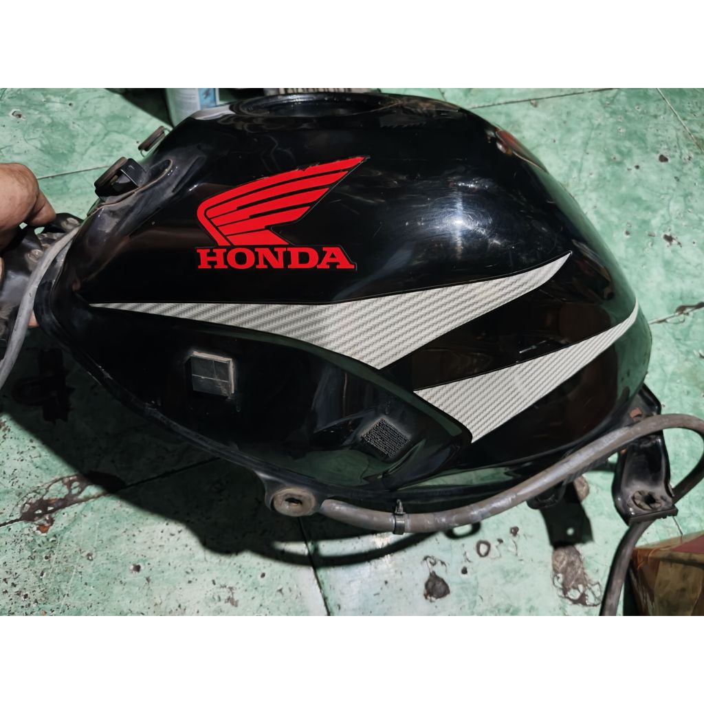 tangki tengki CBR 150R old barang masih bagus ORI bawaan copotan motor asli