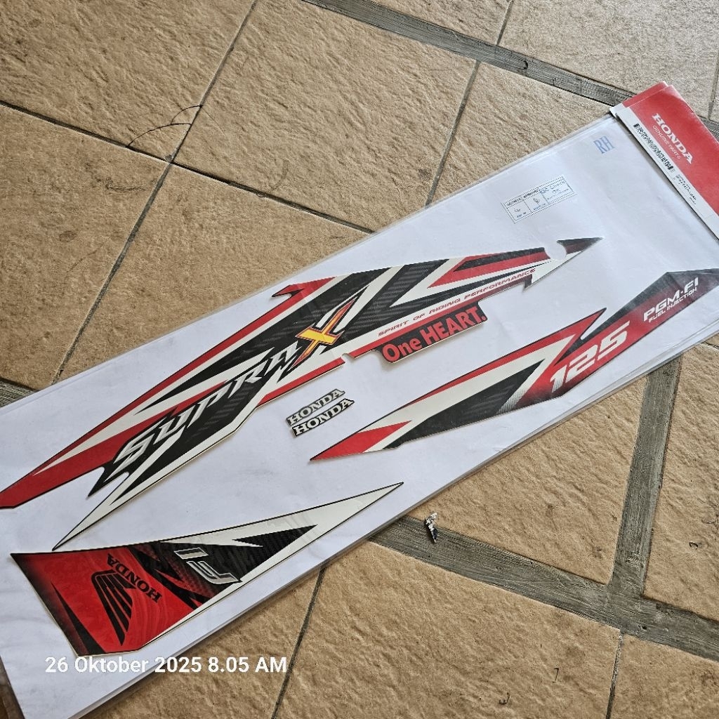 Stripe body Supra X125 Fi black kanan . 861X0-K41-N10ZAR