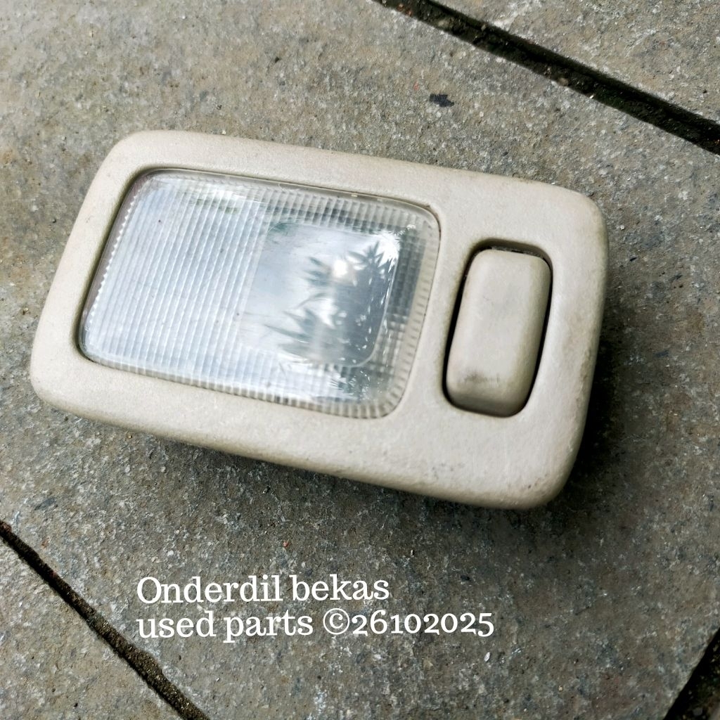 lampu interior Nissan Serena C24