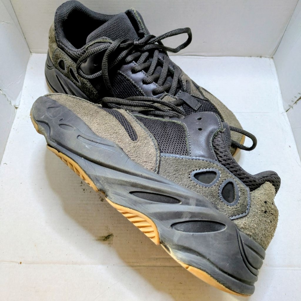 Sepatu Adidas Yeezy 700 Utility Black Original Second Preloved