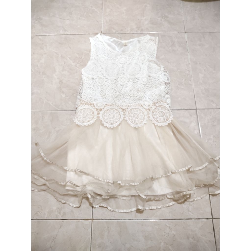 Preloved Dress pesta warna putih brukat