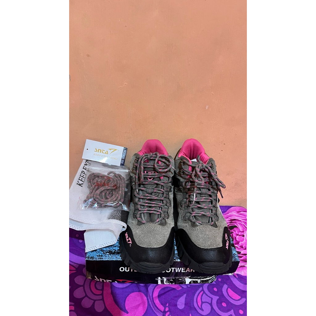 Sepatu Gunung Wanita SNTA Isolane - Like New / Second