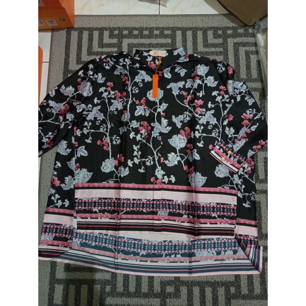 nada Puspita bonjour oversize shirt black