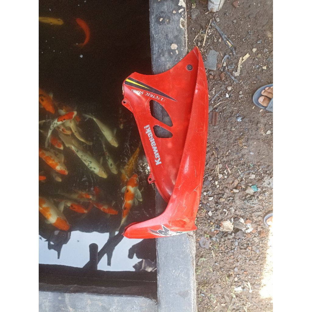 sayap kiri Kawasaki Blitz r original second ( dudukan utuh, cat striping original)