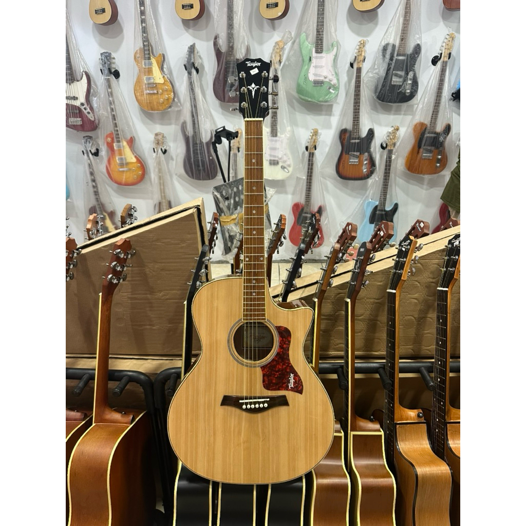 Gitar akustik taylor free lengkap.bisa cod