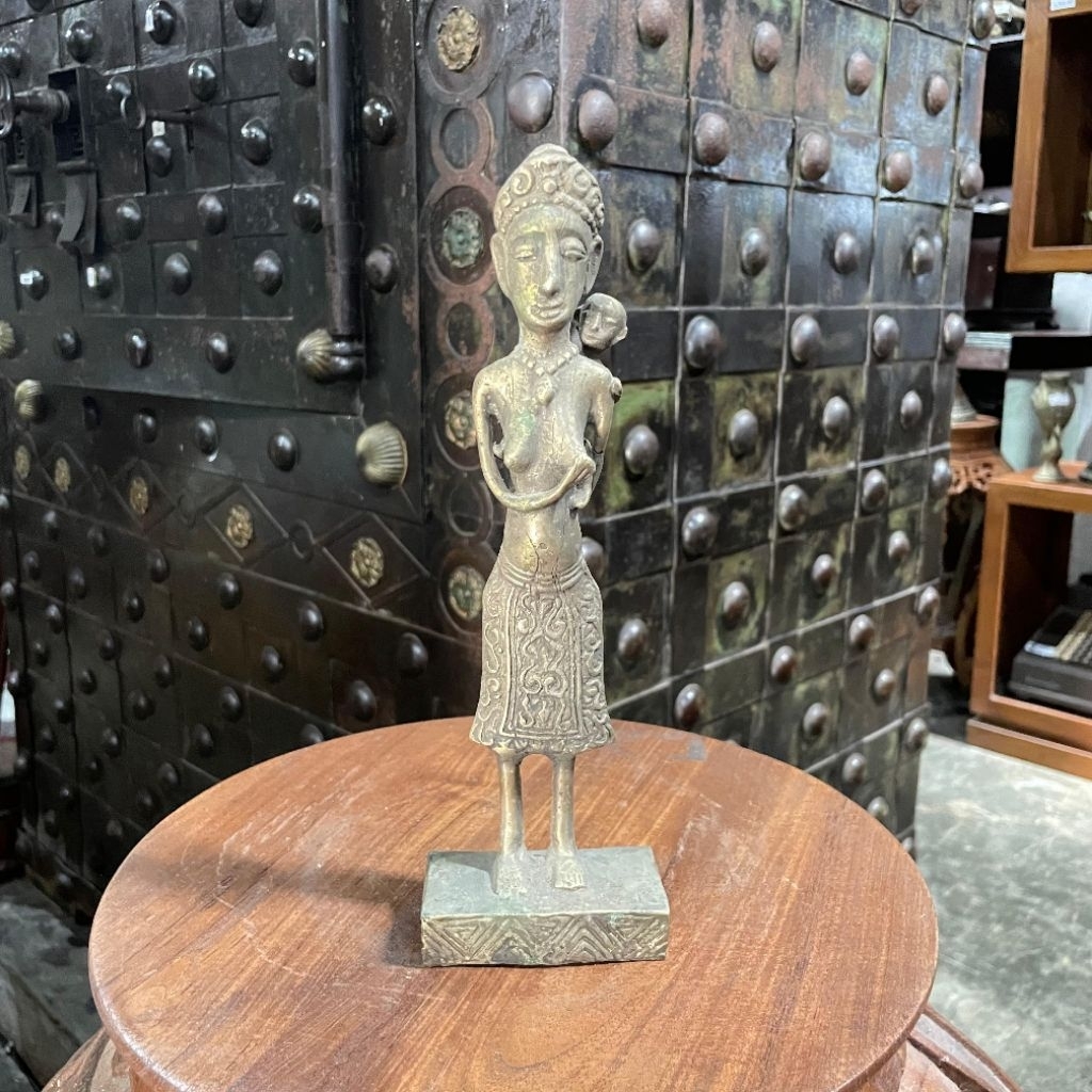 Patung Perunggu Dayak Kalimantan Spirit Totem Menggendong Anak di Belakang Lawas Jadul Tua