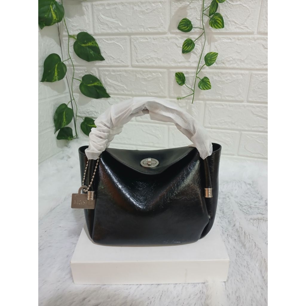 Tas The Masha Klip Hitam