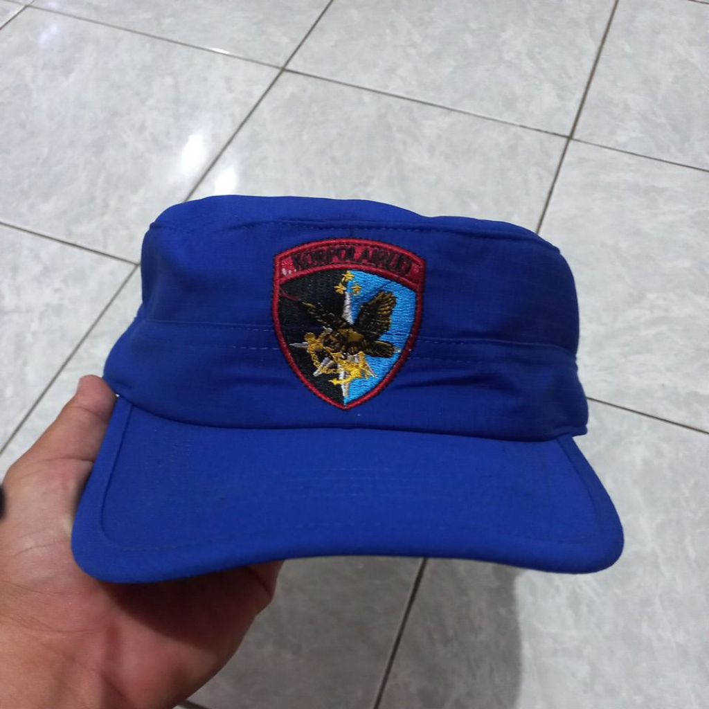 topi biru komando