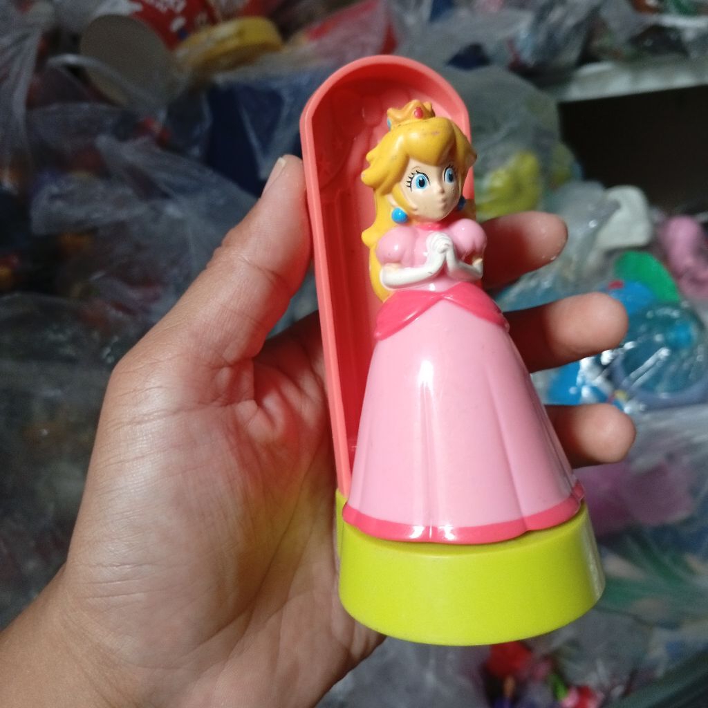 happy meal toys mario Bros princess figure