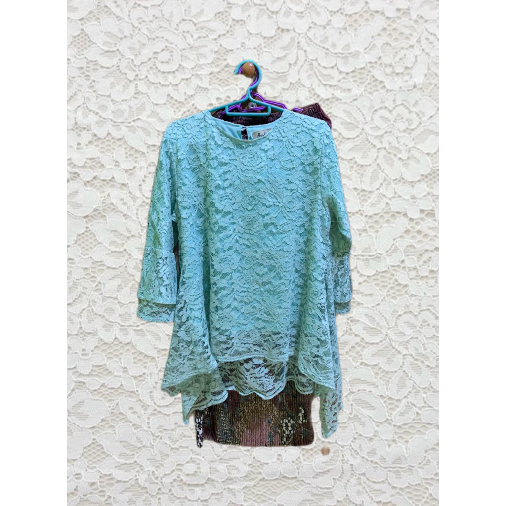 PRELOVED - One Set Kebaya Brokat Rok Plisket