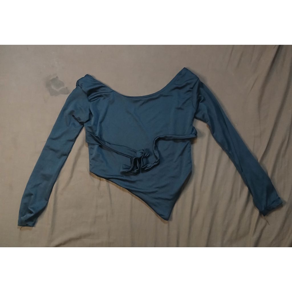 atasan wanita crop lengan panjang