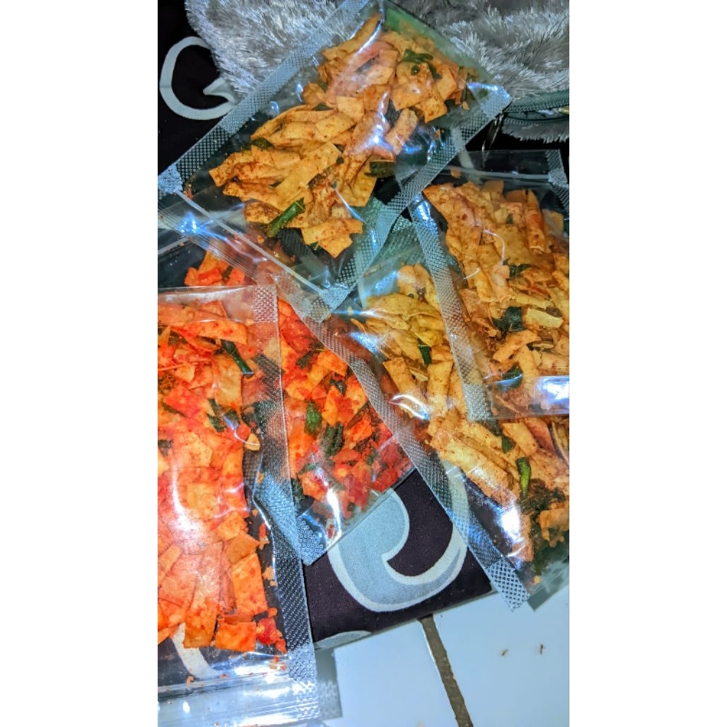 cemilan kripik pangsit pedas manis enak dan gurih