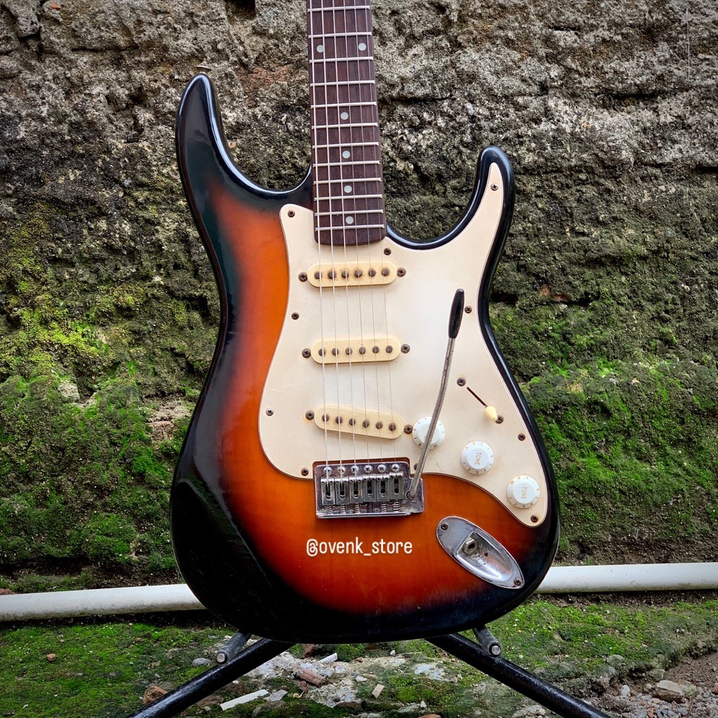 GITAR STRATOCASTER PEAVEY RAPTOR INTERNATIONAL SERIES ORIGINAL SECOND MULUS keluaran tahun 2000