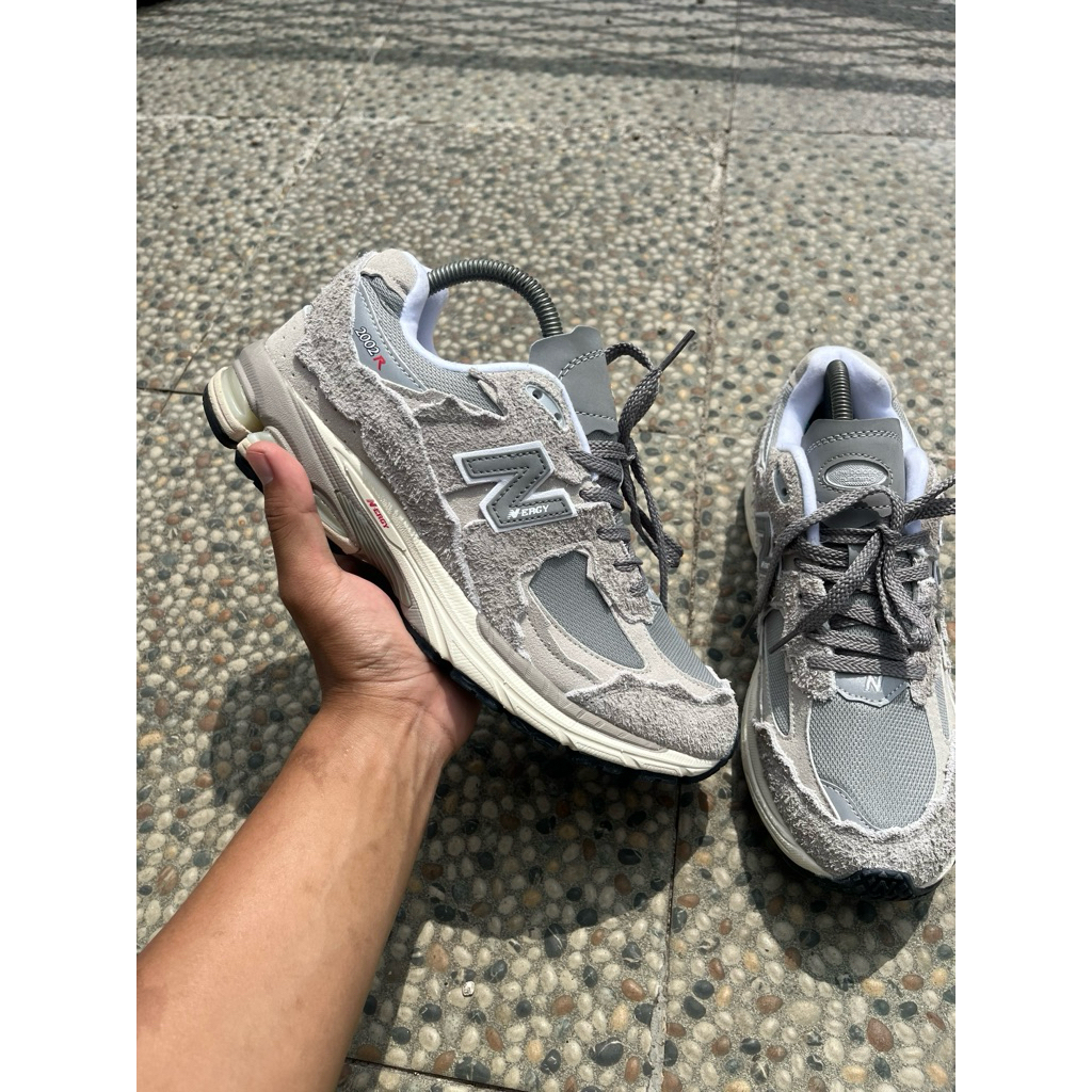 sepatu NB 2002r