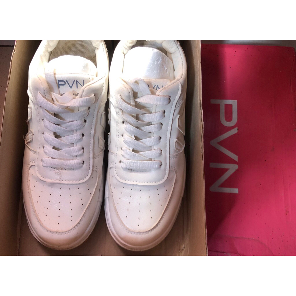 Preloved Sepatu Sneaker Putih PVN