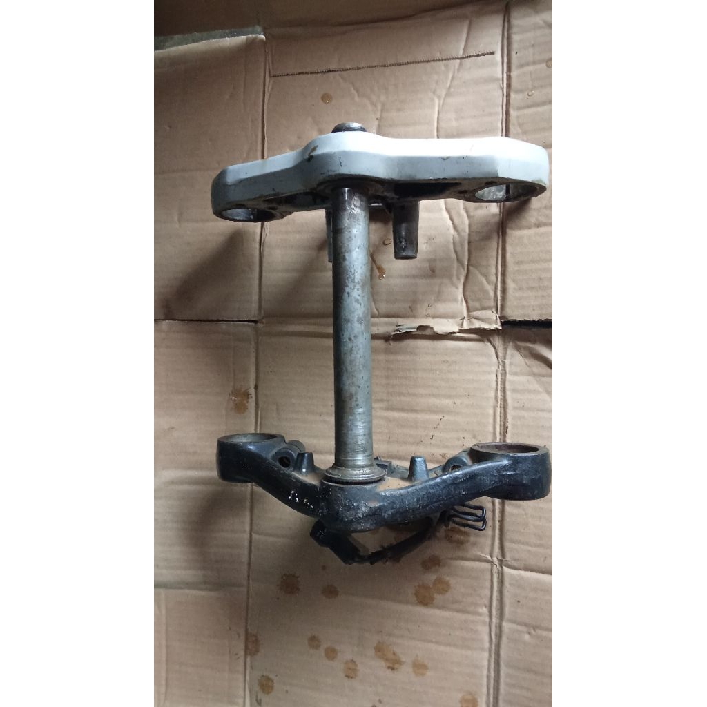 segi tiga shockbreaker depan bajaj Pulsar 180 ,220 as 37 sudah pnp Tiger ,gl 100 dudukan stang sudah