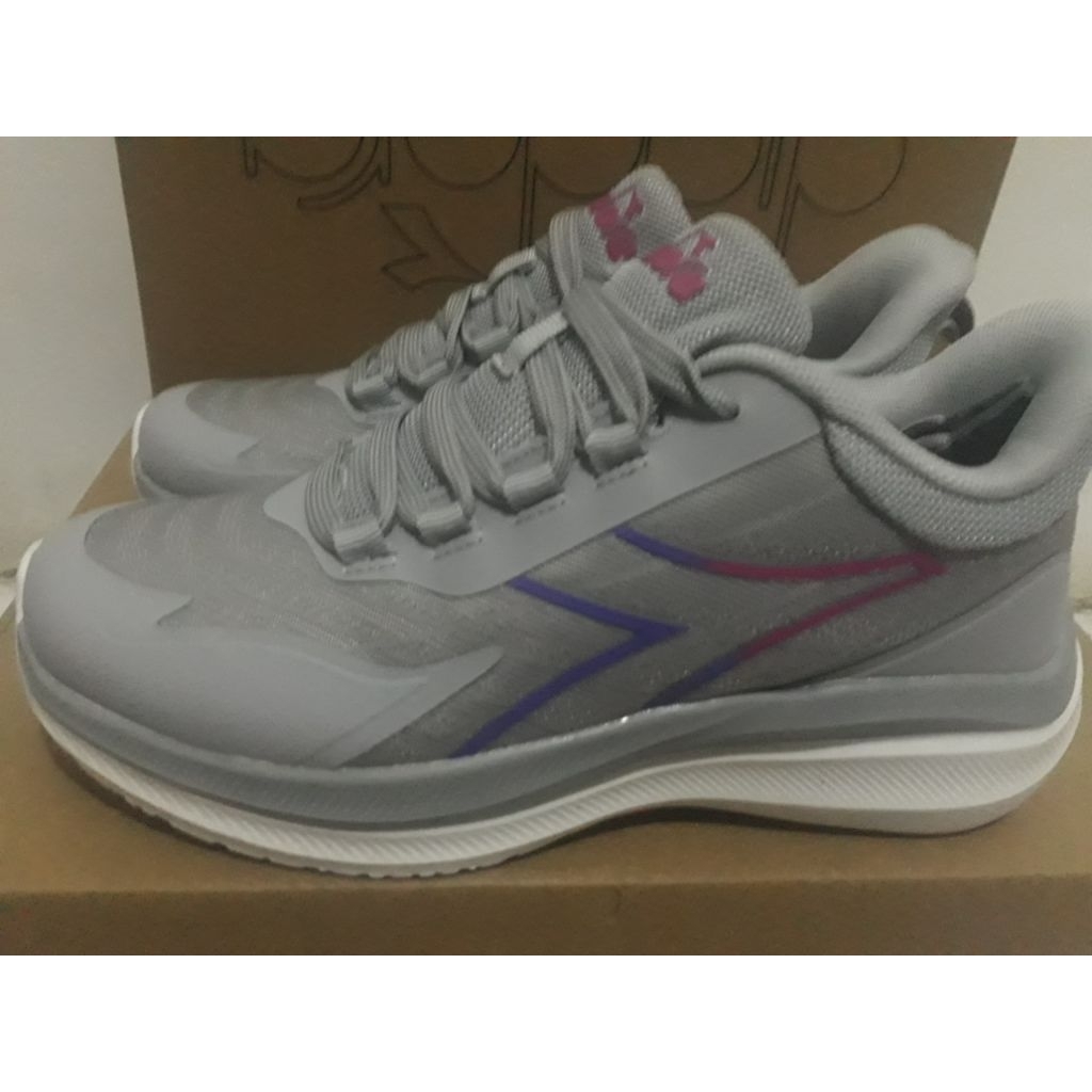sepatu Diadora  "wanita"