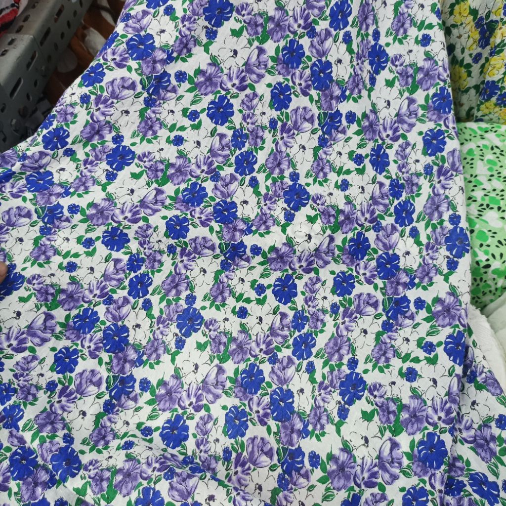 Bahan Crinkle Cotton Premium Motif Floral Kecil Warna Ungu Biru Dasar Putih Adem Jatuh (Harga Kain P