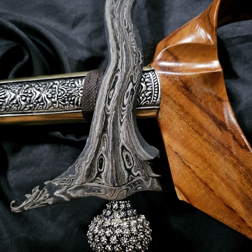 Keris Megantoro Luk 7 Pamor Ngulit Semangka