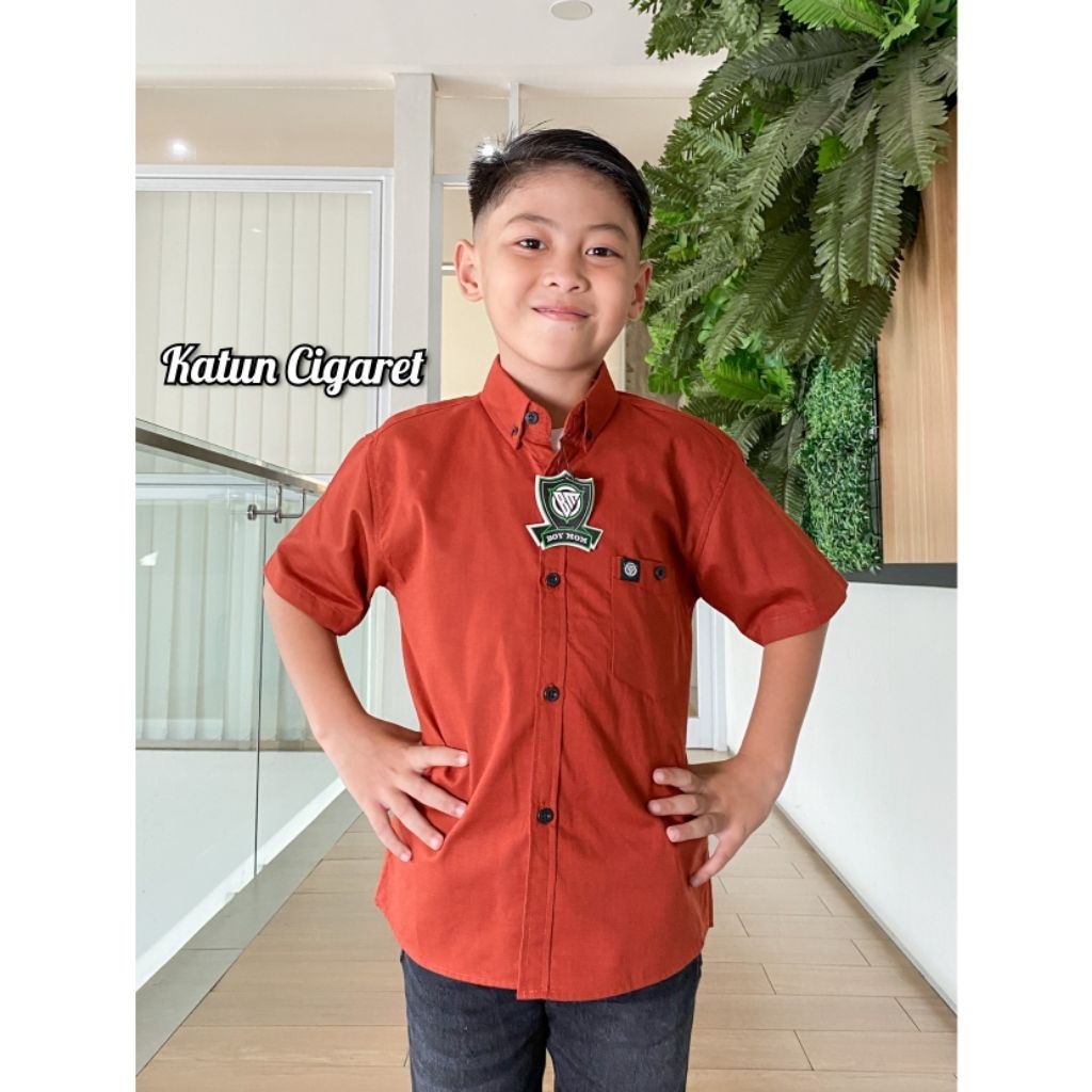 BOY MOM Teracota Cigaret Anak Kemeja Polos Anak Lengan Pendek Warna Teracota Bahan Katun Cigaret Uku
