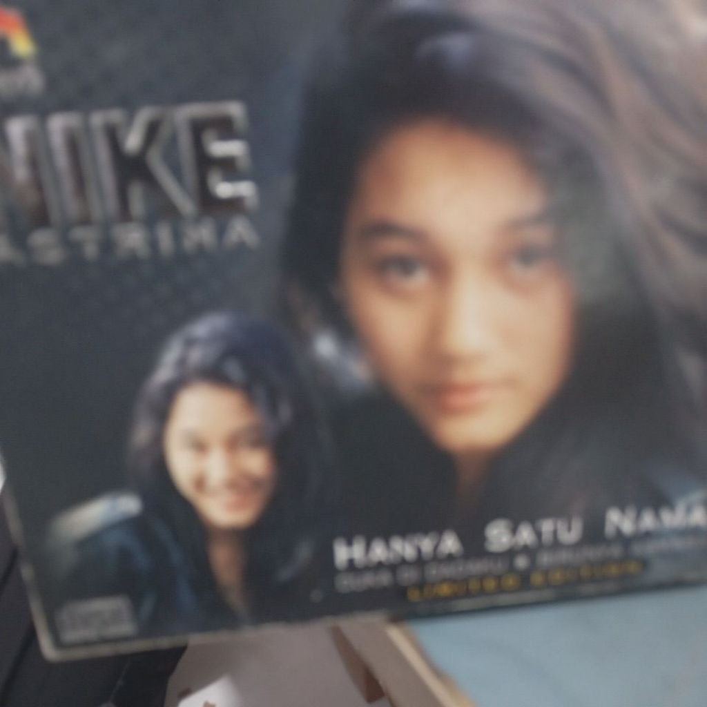 cd nike astrina hanya satu nama dan post3r