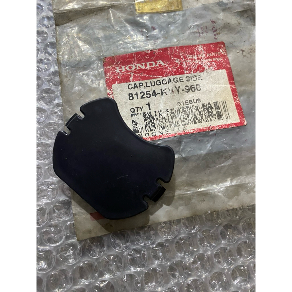 COVER PENUTUP BOK BAGASI CAP TUTUP BAGASI BEAT CARBU AHM 81254-KVY-960 81254kvy960 100.000