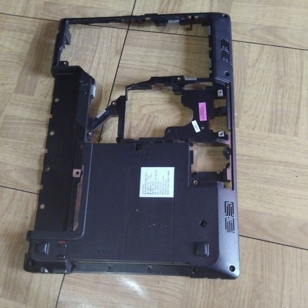 Casing bawah botom laptop lenovo G470 perlu diservis
