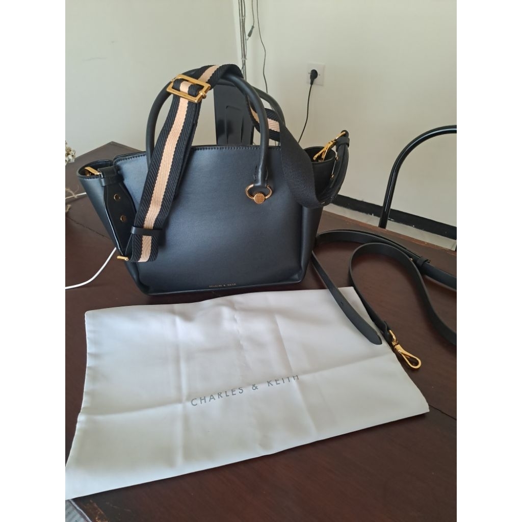 tas merk charles & keith