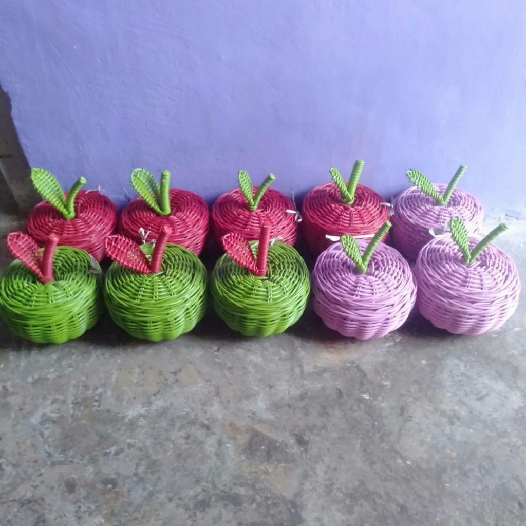 Anyaman rotan sintetis