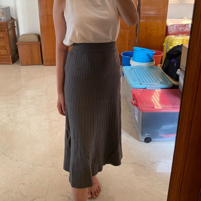 Midi Skirt Rajut abu preloved