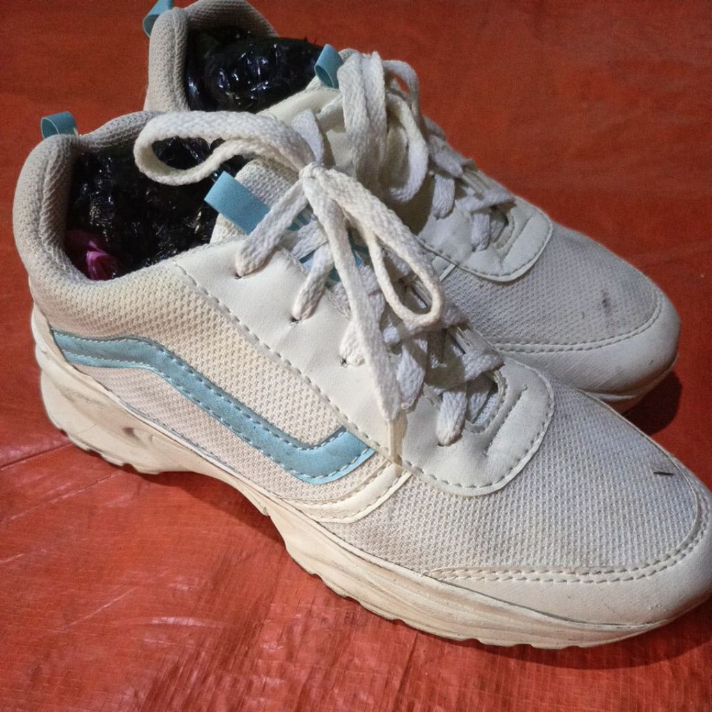 sepatu sneaker wanita putih
