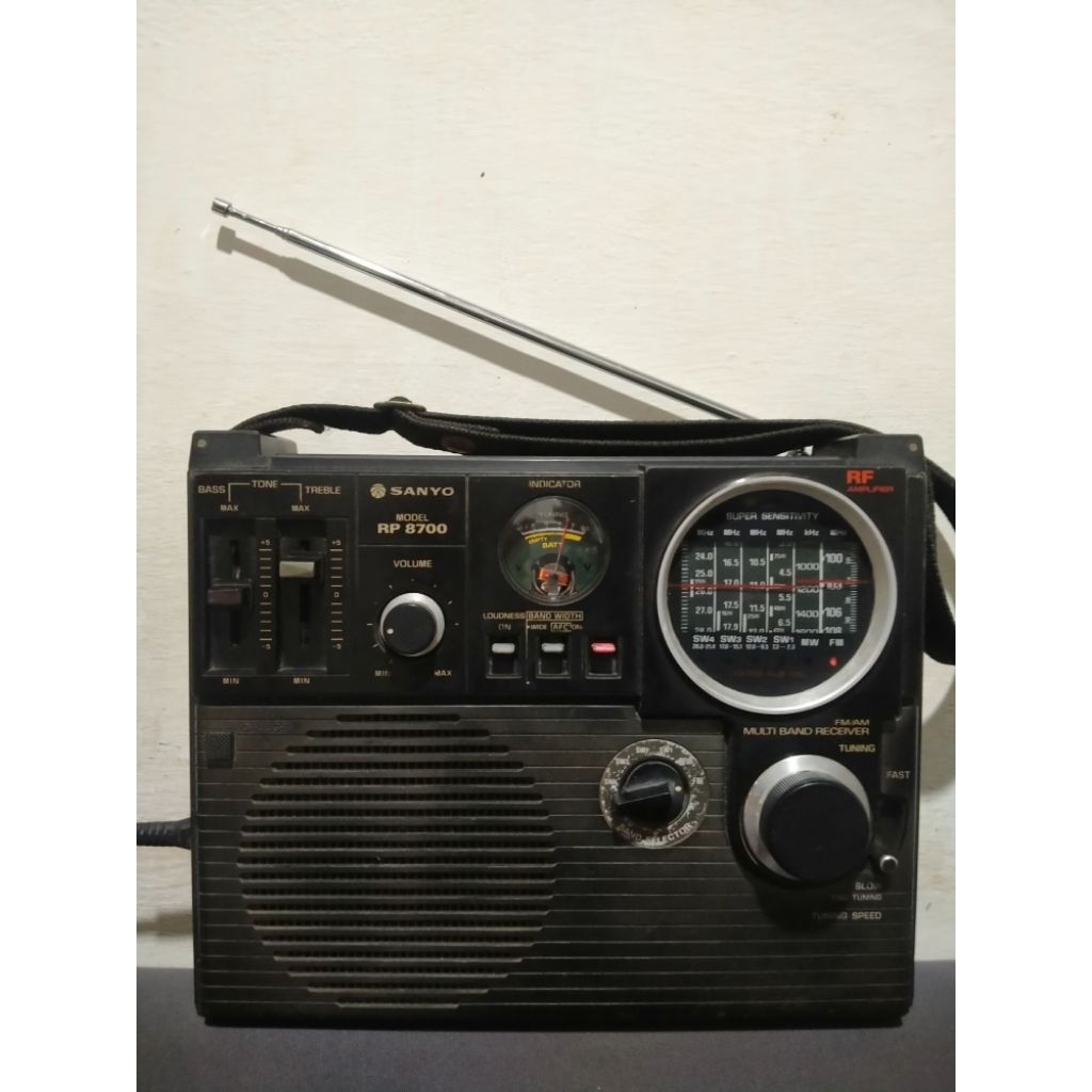 Radio Sanyo RP-8700 nyala