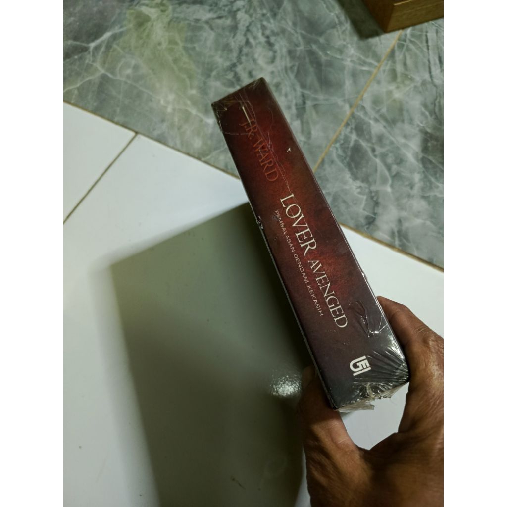 LOVER AVENGED PEMBALASAN DENDAM KEKASIH-J.R WARD-Ei GB4 kode K2