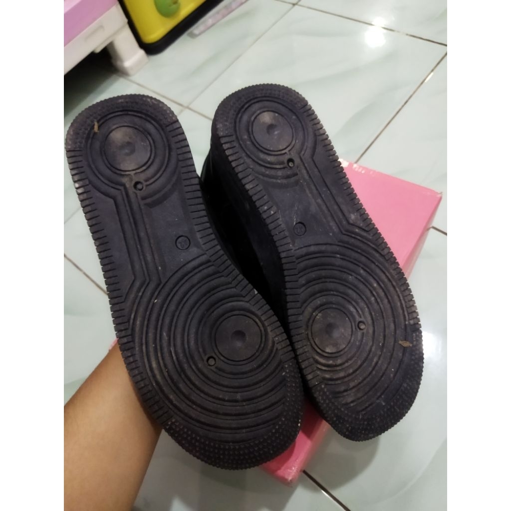 SEPATU HITAM PVN