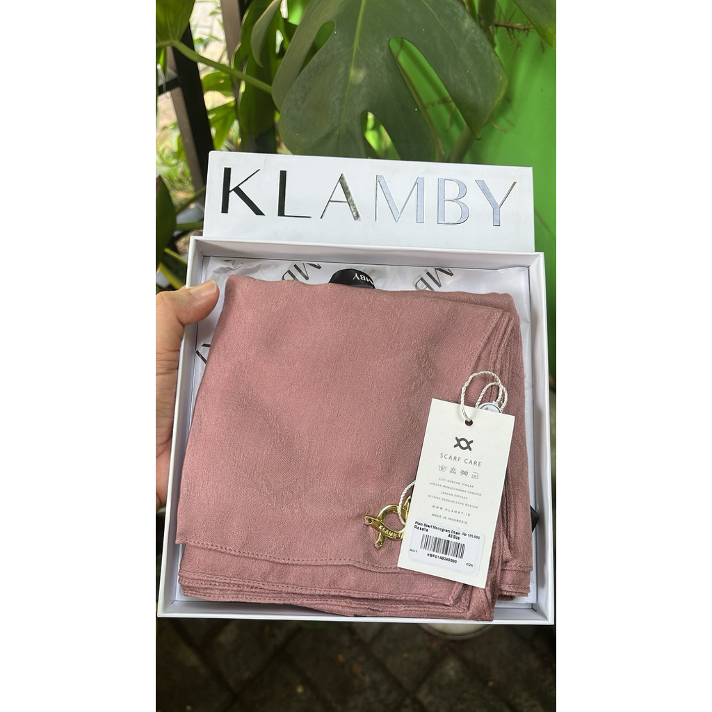 WEARING KLAMBY - PLAIN SCARF MONOGRAM CHAIN