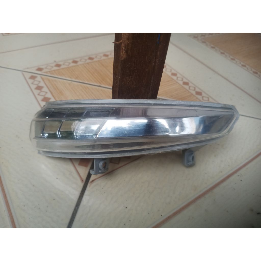lampu sen spion Avanza Veloz 2012-217 bekas pakai bagian kiri