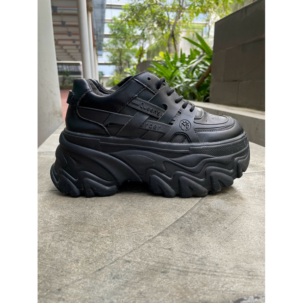 Sepatu Chunky Hitam, Chunky Black Sneakers
